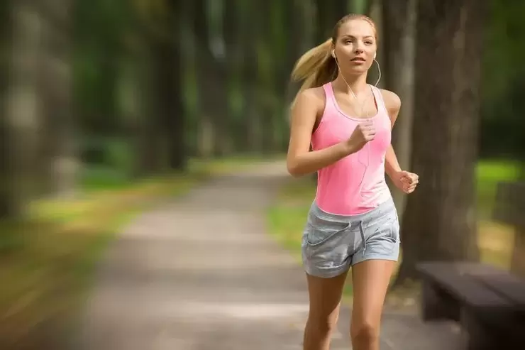 Dívka běží zhubnout