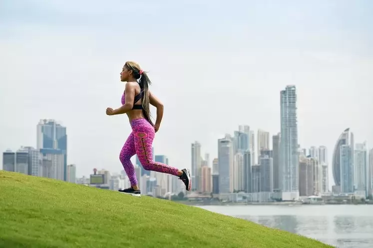 Dívka dodržuje pravidla dýchání v závislosti na technice jejího běhu