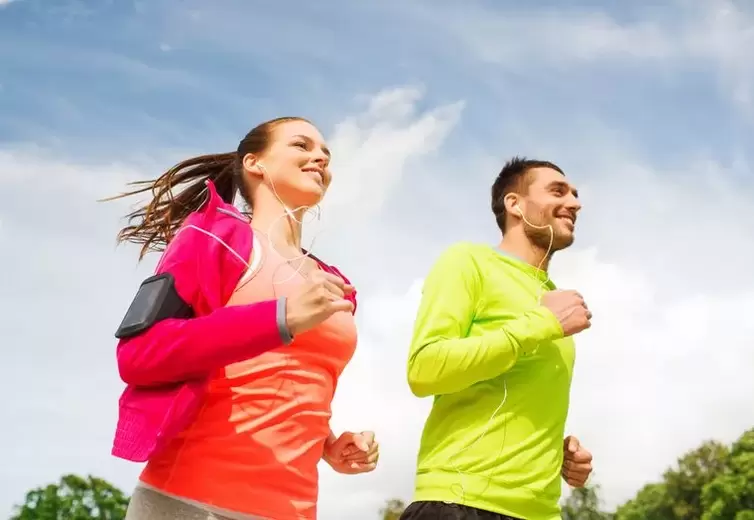 Muž a žena běhají, aby byli v dobré kondici