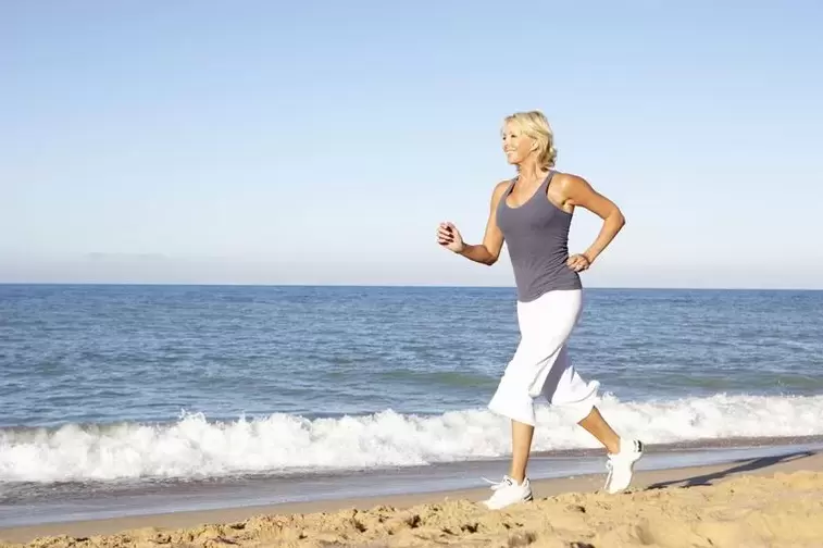 Žena ve věku jogging pro hubnutí a dobrou srdeční funkci