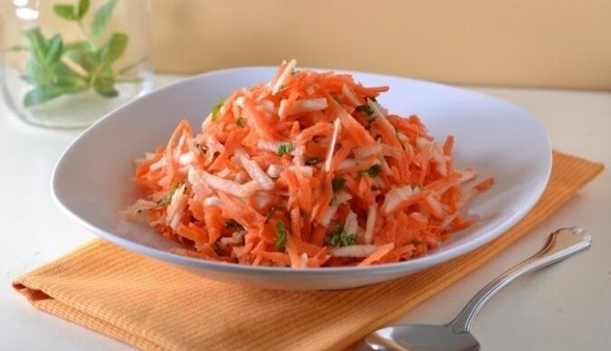 Dietní mrkvovo-jablečný salát dodá tělu hubnoucího člověka vitamíny